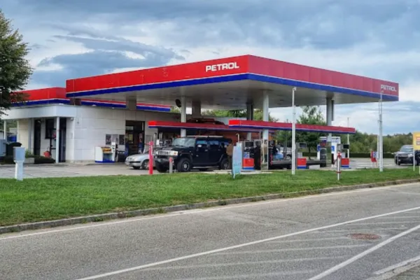 Zgolj vladno znižanje tro&scaron;arin lahko prepreči visok dvig cen goriv.Foto: Petrol