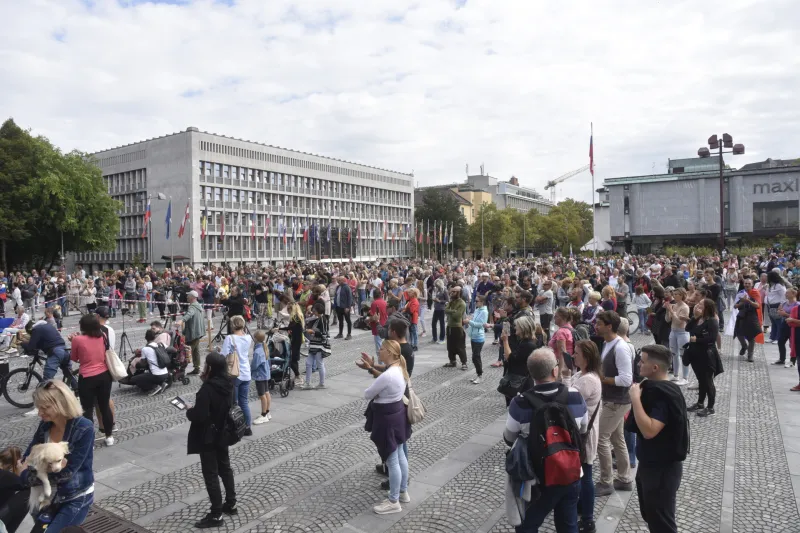 Zdi se jim nedopustno, da bi obiskovalci na Trgu republike, turisti, levi ali desni protestniki, simbolično 'tacali' po udeležencih tega dogodka. Foto: Žiga Živulović jr./Bobo