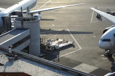 &Scaron;iritev obstoječega terminala bi po nekaterih ocenah stala približno 70 milijonov evrov, cenej&scaron;a re&scaron;itev pa je ponovno odprtje starega terminala, ki so ga zaprli leta 2017. Foto: Canva