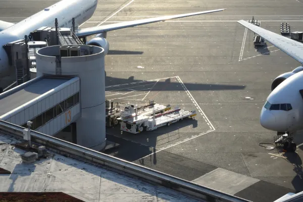 &Scaron;iritev obstoječega terminala bi po nekaterih ocenah stala približno 70 milijonov evrov, cenej&scaron;a re&scaron;itev pa je ponovno odprtje starega terminala, ki so ga zaprli leta 2017. Foto: Canva