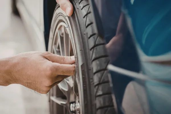 Opozorili so tudi, da morajo vozniki letne pnevmatike, ki so jih shranili na plati&scaron;čih, pred montažo dobro pregledati. Foto: Canva