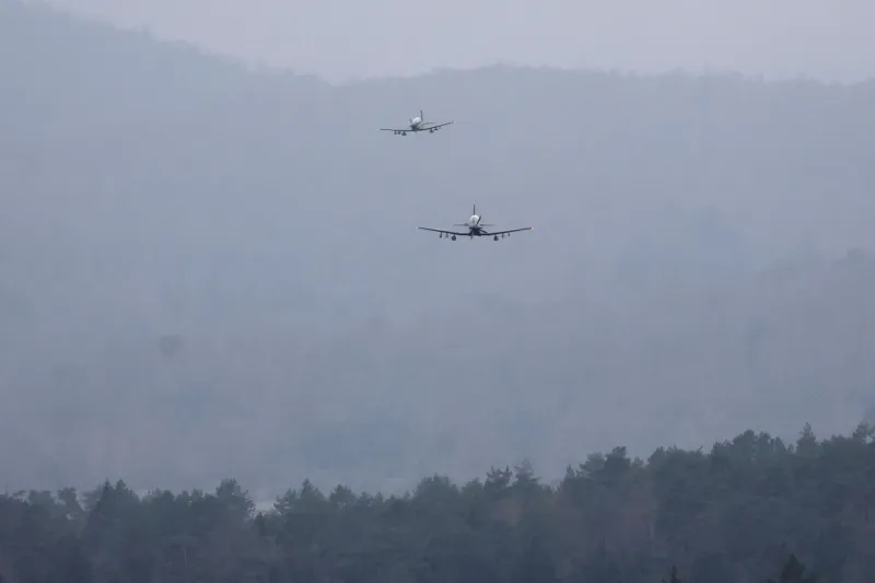Piloti bodo nizko letenje izvajali z letali PC-9M Hudournik v &scaron;tirih smereh, vzleteli in pristali pa bodo na letali&scaron;ču Cerklje ob Krki. Foto:Borut Živulović/Bobo