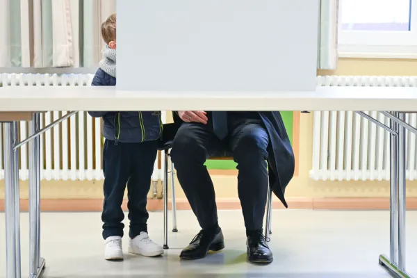 V tak&scaron;nem sistemu bi se, ob 44 poslancih, izvoljenih na podlagi prednostnega glasu, izvolilo &scaron;e 44 poslancev v volilnih okrajih, iz katerih se izvoli po en poslanec. FOTO: STA