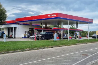 Zgolj vladno znižanje tro&scaron;arin lahko prepreči visok dvig cen goriv.Foto: Petrol