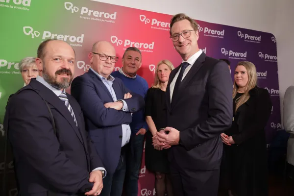 Slovenija, Ljubljana, 22.03.2026, 22. marec 2026Člani stranke Prerod čakajo na rezultate državnozborskih volitev. volilna skrinjica, listek, politika Vladimir PrebiličFoto:Gorazd Kavčič/F.A.bobo