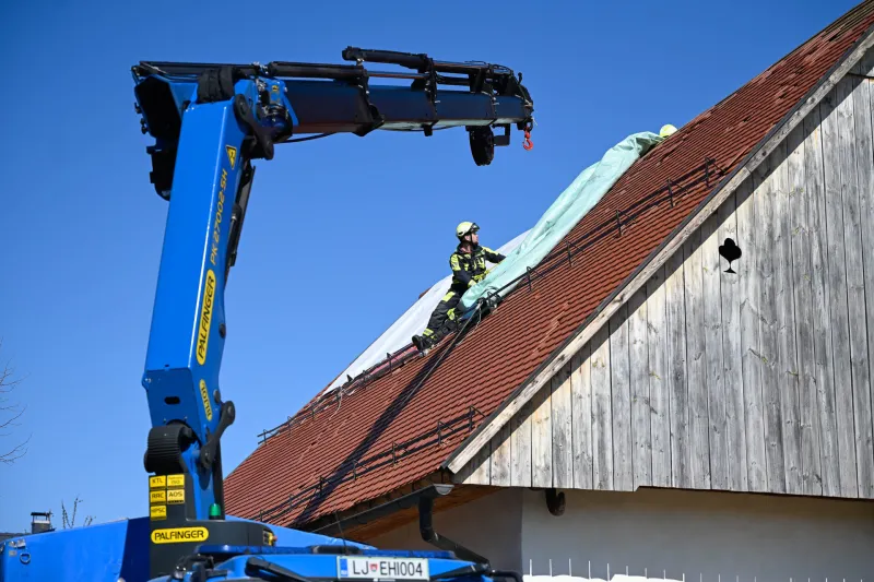 Slovenija, Žirovnica, 28.03.2026, 28. marec 2026.Gasilci in civilna za&scaron;čita odpravljajo posledice vetroloma. Foto:Nik Bertoncelj/F.A.Bobo