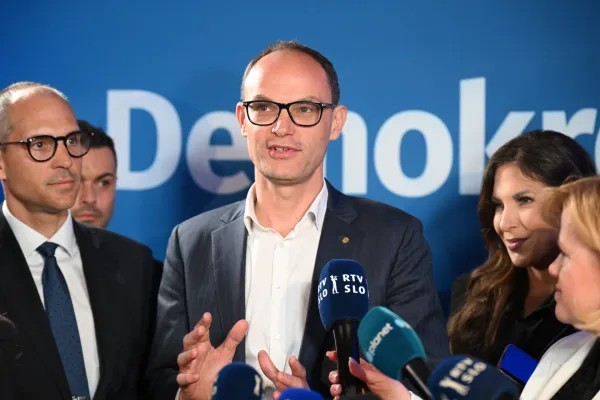 Slovenija, Ljubljana, 22.03.2026, 22. marec 2026?lani stranke Demokrati ?akajo na rezultate dr?avnozborskih volitev. volilna skrinjica, listek, politika, An?e LogarFoto:Jurij Kodrun /F.A.bobo