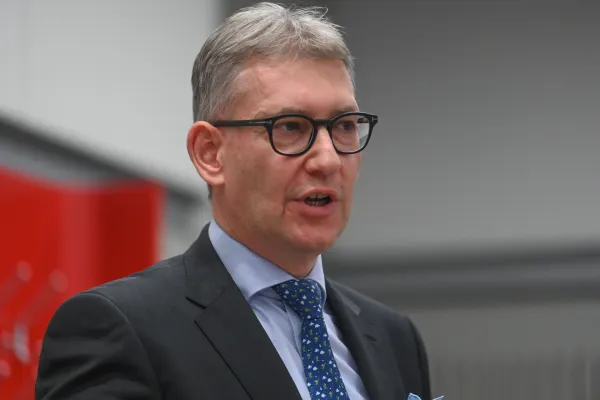 Ljubljana, Ekonomska fakulteta.Slovesnost ob podpisu sporazuma o sodelovanju pri organizaciji Mednarodnega tedna ozavescanja o prevarah 2022, ki bo potekal od 14. do 18. novembra.Predsednik uprave SDH Ziga Debeljak.