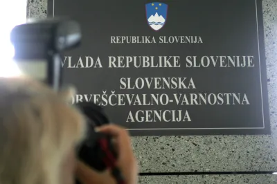 SLOVENIJA, LJUBLJANA, 02.10.2006, 02. OKTOBER 2006Ilustracija, fotograf fotografira vladno tablo Slovenske obvescevalno - varnostne agencije.Foto: Tina Kosec/Bobo