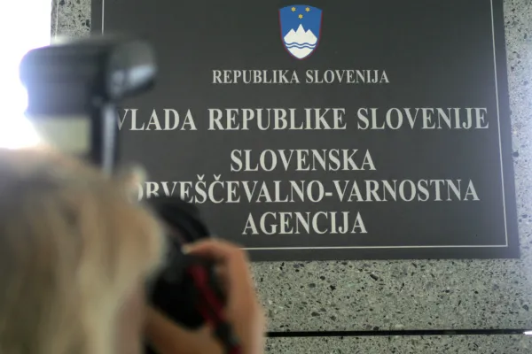 SLOVENIJA, LJUBLJANA, 02.10.2006, 02. OKTOBER 2006Ilustracija, fotograf fotografira vladno tablo Slovenske obvescevalno - varnostne agencije.Foto: Tina Kosec/Bobo
