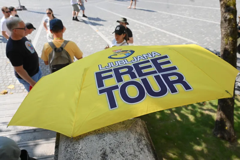 Slovenija, Ljubljana, 11.08.2025, 11. avgust 2025Turisti, turizem, množičnost, avtodom, posel, ljudje, turisti, turistične vožnje z rečnimi ladjami, veslanje, aktivno preživljanje prostega časa, Kajak, kanu, supanje, reka Ljubljanica, tromostovje, ogled mesta Foto: Žiga Živulović jr./F.A.Bobo