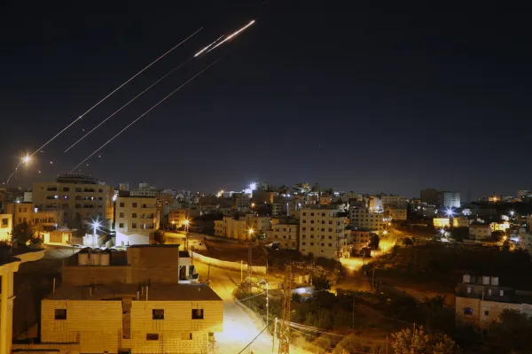 Medsebojni napadi med Iranom in Izraelom.Iranski raketni napad na Izrael. Foto: STA