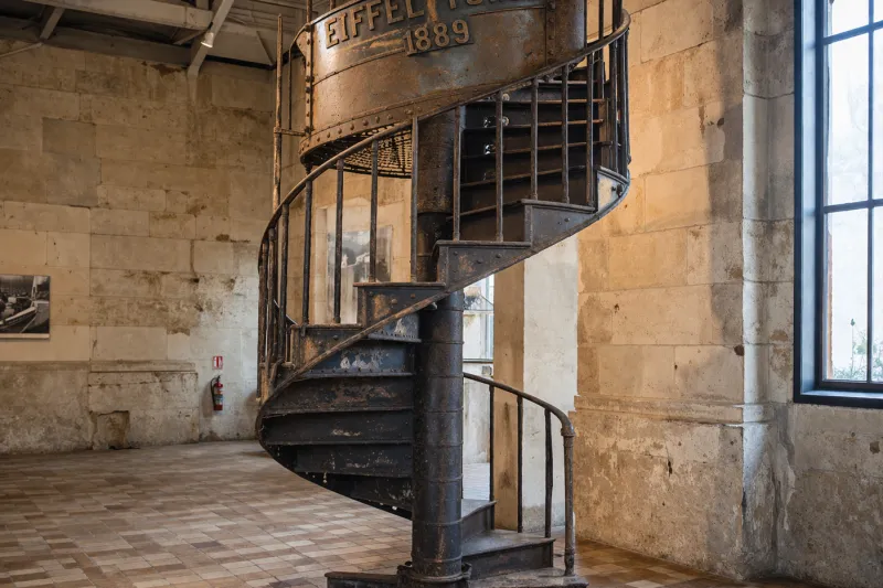 V Pariz bodo 21. maja na dražbi ponudili redek kos Eifflovega stolpa &ndash; del originalnega spiralnega stopni&scaron;ča iz leta 1889. FOTO: Generirano z UI