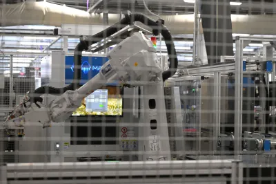 Slovenija, Kranj, 09.09.2025, 09. september 2025 80-letnica podjetja Iskraemeco, nova proizvodnja linija, strate&scaron;ka usmeritev podjetja ter razvoj digitalnih energetskih platform prihodnosti. Glavni izvr&scaron;ni direktor skupine Iskraemeco Thomas Petuaud-Letang in Miha Kern ter gospodarski minister Matjaž Han, posel, Foto: Žiga Živulović jr./F.A.Bobo