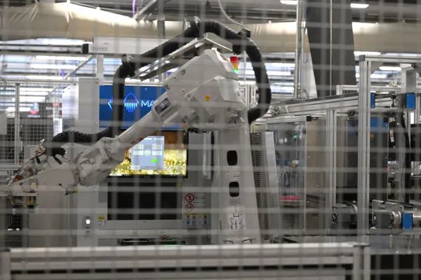 Slovenija, Kranj, 09.09.2025, 09. september 2025 80-letnica podjetja Iskraemeco, nova proizvodnja linija, strate&scaron;ka usmeritev podjetja ter razvoj digitalnih energetskih platform prihodnosti. Glavni izvr&scaron;ni direktor skupine Iskraemeco Thomas Petuaud-Letang in Miha Kern ter gospodarski minister Matjaž Han, posel, Foto: Žiga Živulović jr./F.A.Bobo