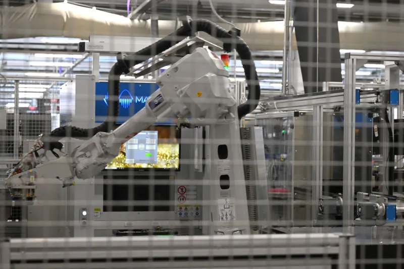 Slovenija, Kranj, 09.09.2025, 09. september 2025 80-letnica podjetja Iskraemeco, nova proizvodnja linija, strate&scaron;ka usmeritev podjetja ter razvoj digitalnih energetskih platform prihodnosti. Glavni izvr&scaron;ni direktor skupine Iskraemeco Thomas Petuaud-Letang in Miha Kern ter gospodarski minister Matjaž Han, posel, Foto: Žiga Živulović jr./F.A.Bobo