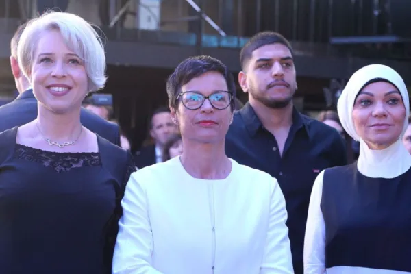 Mustafa Alnajjar ob volilni zmagi Gibanja Svoboda leta 2022. Ob njem njegova tedanja partnerka Faila Pa&scaron;ić, Marta Kos in Ur&scaron;ka Klakočar Zupančič. Foto: BOBO