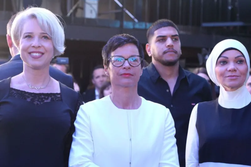 Mustafa Alnajjar ob volilni zmagi Gibanja Svoboda leta 2022. Ob njem njegova tedanja partnerka Faila Pa&scaron;ić, Marta Kos in Ur&scaron;ka Klakočar Zupančič. Foto: BOBO