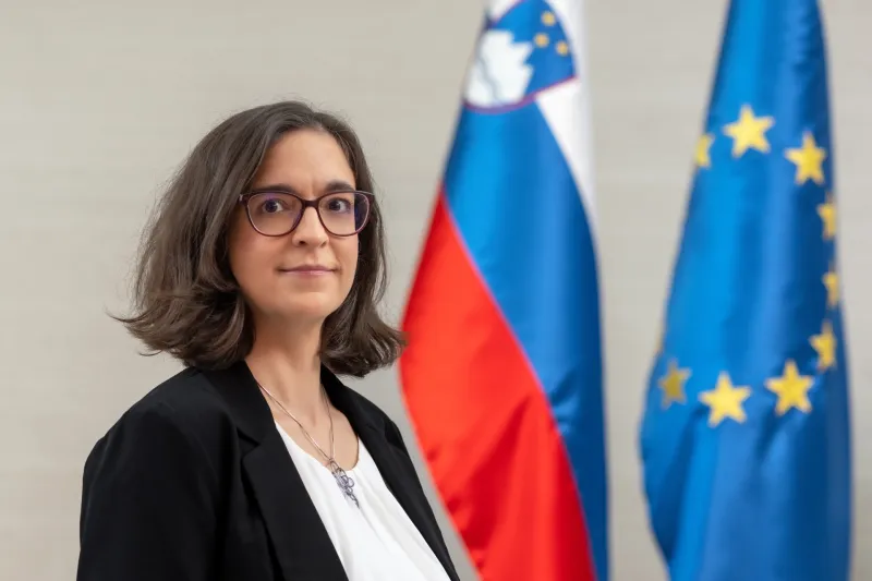 Državna sekretarka Tina Sr&scaron;en se je podpisala pod odločbo, čeprav se ne bi smela. 