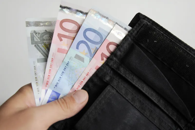 Slovenija, Ljubljana, 08.09.2010. 08. September 2010Detajl, denar v denarnici. Finance, ljudje, denar, euroFoto: Bor Slana/Bobo