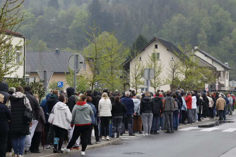 Biti vpisan pri družinskem zdravniku je v Sloveniji postal skorajda privilegij. Čakajoči pred ZD Borovnica.Foto:Bortu Živulović/F.A.Bobo