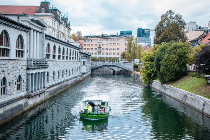 V letu 2024 se je povprečno &scaron;tevilo dni nezmožnosti za delo povečalo za skoraj 8 %, iz 19 na 20,5 dneva. FOTO: Canva