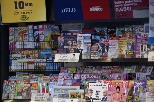 Slovenija Ljubljana 02.02.2023 02. februar 2023 Kiosk, prodaja ?asopisov, mediji, tiskovina, Trafika, tiskani mediji, ?asopi, dnevnik, delo, slovenske novice, ve?er, Foto: ?iga ?ivulovi? jr./BOBO 