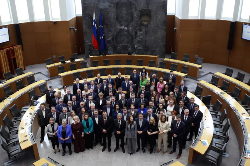 Slovenija, Ljubljana, 10.04.2026, 10. april 2026Ustanovna seja novega sklic DZ, imenovanje predsednika in podpredsednika mandatno-volilne komisije, seja mandatno-volilne komisije DZ, potrjevanje mandata poslancem in volitve  predsednika DZ, volilna skrinjica, Zoran Stevanovi?, Jernej Vrtovec, Janez Jan?a Foto: Borut ?ivulovi? /F.A.Bobo