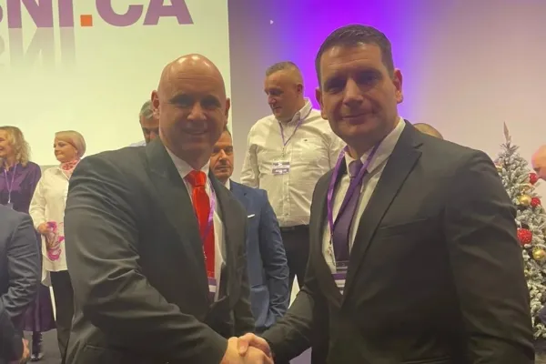 Odvetnik Peter Kobentar je bil (neuspe&scaron;en) kandidat stranke Resnica na državnozborskih volitvah. Na sliki s predsednikom stranke Zoranom Stevanovićem. Foto: Facebook profil Petra Kobentarja