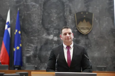 Slovenija, Ljubljana, 10.04.2026, 10. april 2026Ustanovna seja novega sklic DZ, imenovanje predsednika in podpredsednika mandatno-volilne komisije, seja mandatno-volilne komisije DZ, potrjevanje mandata poslancem in volitve  predsednika DZ, volilna skrinjica, Zoran Stevanovi?Foto: Borut ?ivulovi? /F.A.Bobo