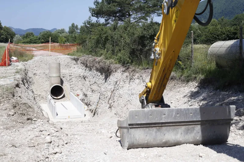 Kanal C0 v času gradnje, do katere sploh ne bi smelo priti, saj ni bila opravljena predhodna presoja vplivov na okolje. Foto: Borut Živulović/ BOBO