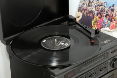 Jugoslavija, Slovenija, 1985, 1986, 1987, 1988, 1989,1990Tehnologija 20. stoletja,vinilna plo&scaron;ča, Long play, single, gramofon, predvajanje glasbeFoto:BOBO