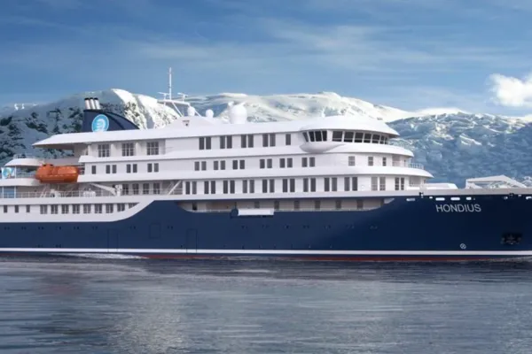 V jutranjih urah se je začela strogo nadzorovana evakuacija potnikov nizozemske križarke, na kateri so zaradi hantavirusa umrli trije potniki. Foto: spletna stran https://www.cruisemapper.com. 