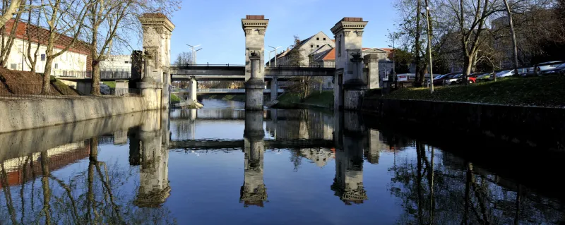Plečnikove zapornice stojijo na reki Ljubljanici v Poljanah. Foto: Žiga Živulović jr. /Bobo
