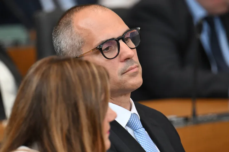 Tadej Osterc spra&scaron;uje Golobove o tekočih poslih in subvencijah, ki jih deli vlada v odhodu. Foto: Žiga Živulović jr./F.A.Bobo