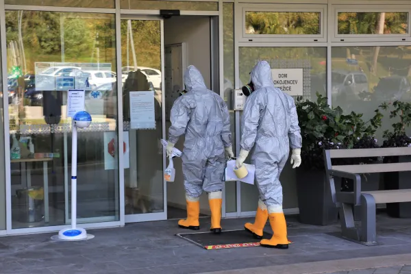 Slovenija, Brežice, 20.11.202019. november 2020Dom upokojencev Brežice. Koronavirus ukrepi, gasilci, či&scaron;čenje, Covid 19, za&scaron;čitna oprema, kontejner, vhod, okužbe, starostniki, upokojenciFoto:Bobo