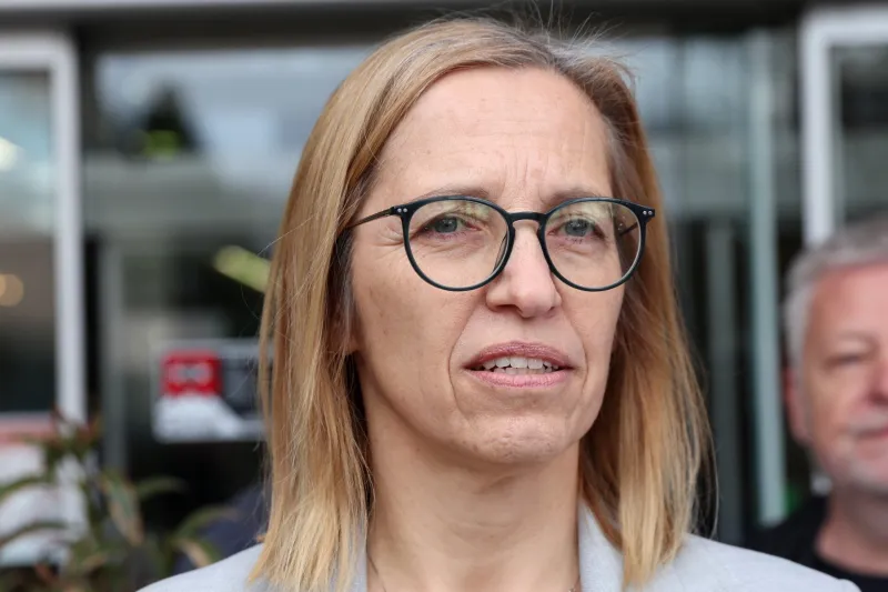 Zakaj sklep o imenovanju direktorice Javne agencije za kakovost &scaron;e leži v predalu ministrice za zdravje Valentine Prevolnik Rupel, ni znano. "Ostaja pa za to na mestu direktorice agencije kot vr&scaron;ilka dolžnosti oseba, ki za to mesto ne izpolnjuje pogojev," pravijo na&scaron;i viri. Ministrica ji je že drugič podalj&scaron;ala mandat. Foto Marko Vavpotič/F.A.Bobo