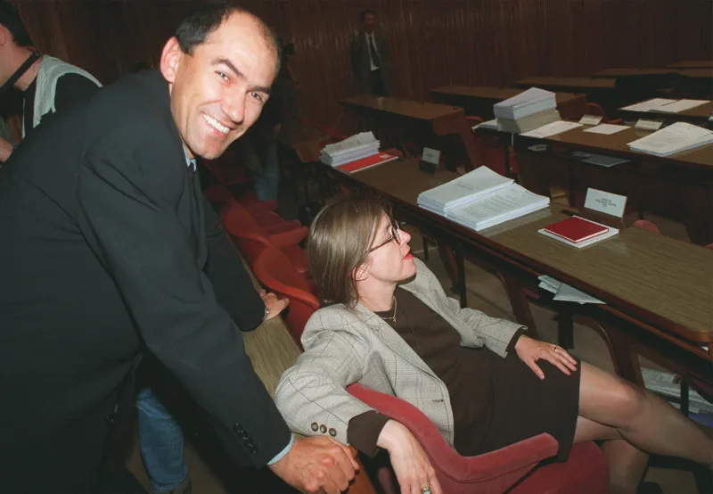 SLOVENIJA, LJUBLJANA, 23.05.2000, 23. MAJ 2000JANEZ JANSA IN NIKA DOLINAR CAKATA NA IZID GLASOVANJA O POTRDITVI NOVE VLADE (BAJUKOVA VLADA).FOTO: SRDJAN ZIVULOVIC/BOBOPO31F/07284/10