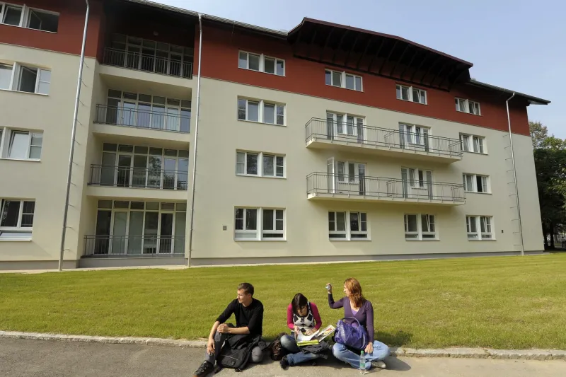 Slovenija, Ljubljana, 30.09.2009, 30. September 2009Studentje sedijo in cakajo na vstop v prenovljen studentski dom. Jutri je prvi dan novega studijskega leta.Foto: Srdjan Zivulovic/ Bobo