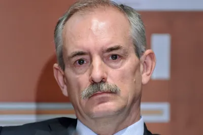Dr. Borut Bratina meni, da je Slovenija večinski delež ohranila le na papirju, upravljavskim pravicam pa se je v resnici odpovedala. 