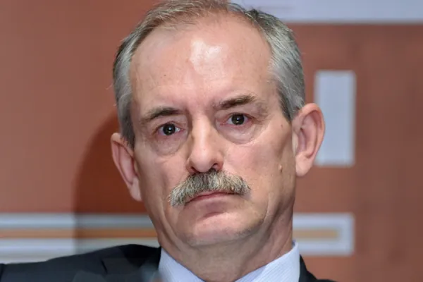 Dr. Borut Bratina meni, da je Slovenija večinski delež ohranila le na papirju, upravljavskim pravicam pa se je v resnici odpovedala. 