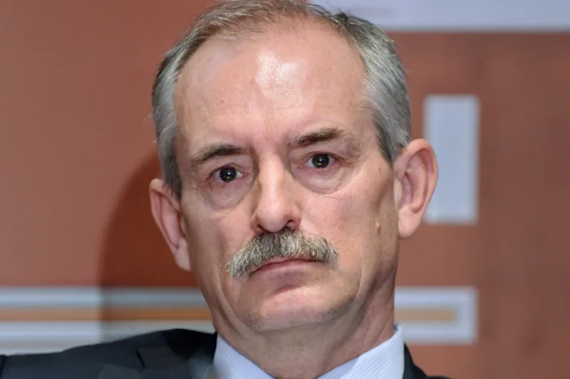 Dr. Borut Bratina meni, da je Slovenija večinski delež ohranila le na papirju, upravljavskim pravicam pa se je v resnici odpovedala. 