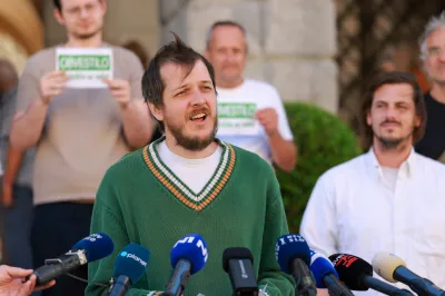 Slovenija,Ljubljana,29.05.2026, 29.Maj 2026.Člana Civilne iniciative za Ljubljano Klemen Fajs in Jernej Kastelic bosta predstavila rezultate zbiranja podpisov za razpis referenduma o &scaron;iritvi plačevanja parkirnine v ljubljanskih soseskah,deužbaFoto:Borut Živulović/F.a.Bobo