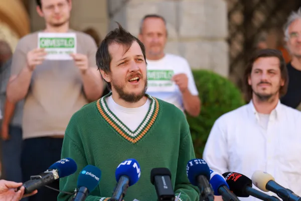 Slovenija,Ljubljana,29.05.2026, 29.Maj 2026.Člana Civilne iniciative za Ljubljano Klemen Fajs in Jernej Kastelic bosta predstavila rezultate zbiranja podpisov za razpis referenduma o &scaron;iritvi plačevanja parkirnine v ljubljanskih soseskah,deužbaFoto:Borut Živulović/F.a.Bobo