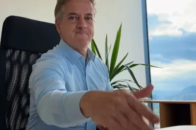 Robert Golob med udarjanjem po roki. Foto: Instagram