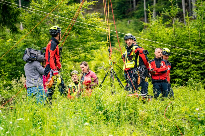 V gorsko re&scaron;evanje so pogosto vključene velike ekipe. Foto: GRZS