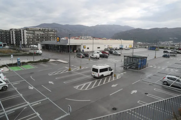 Hrva&scaron;ka Split 24.01.2025, 24.januar 2025 Za danes je po vsej Hrva&scaron;ki napovedan bojkot trgovskih centrov zaradi nesprejemljivo visokih cen in podražitev artiklov. Me&scaron;čane so pozvali, naj v centrih ne kupujejo ničesar, da bi trgovce prisilili k znižanju cen, pozivom k bojkotu pa so se pridružili &scaron;tevilni politiki in celo gospodarski minister. Odziv potro&scaron;nikov in rezultate bojkota bo mogoče oceniti ob koncu dneva. Foto: Ivo Cagalj/PIXSELL/BOBO