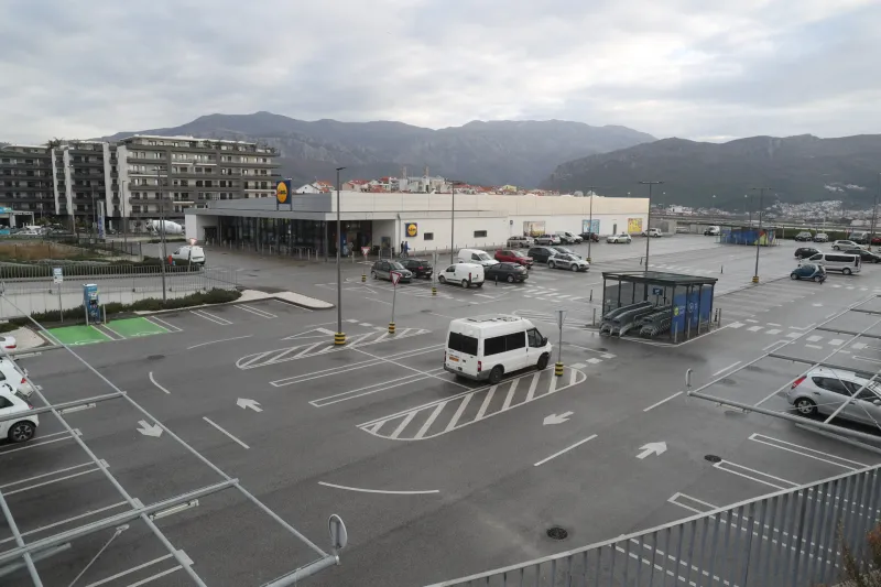 Hrva&scaron;ka Split 24.01.2025, 24.januar 2025 Za danes je po vsej Hrva&scaron;ki napovedan bojkot trgovskih centrov zaradi nesprejemljivo visokih cen in podražitev artiklov. Me&scaron;čane so pozvali, naj v centrih ne kupujejo ničesar, da bi trgovce prisilili k znižanju cen, pozivom k bojkotu pa so se pridružili &scaron;tevilni politiki in celo gospodarski minister. Odziv potro&scaron;nikov in rezultate bojkota bo mogoče oceniti ob koncu dneva. Foto: Ivo Cagalj/PIXSELL/BOBO