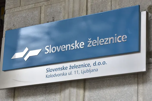 Slovenija, Ljubljana, 04.04.2018, 04. april 2018 Detajl, simbol, tabla, Slovenske zelezniceFoto:Ziga Zivulovic jr./Bobo