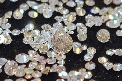 Nepoznavalec ne more ugotoviti, ali so diamanti naravni ali laboratorijsko izdelani. Foto: etsy.com